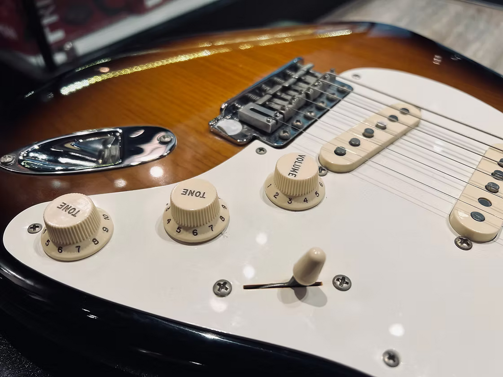 [Pre Owned] Fender Eric Johnson Stratocaster in 2-Tone Sunburst