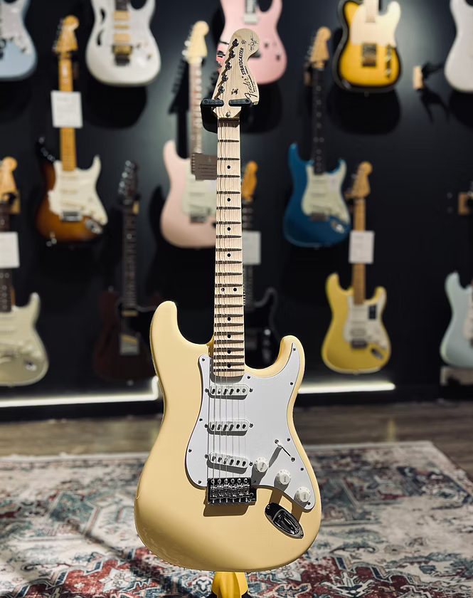 Fender Yngwie Malmsteen Stratocaster in Yellow White