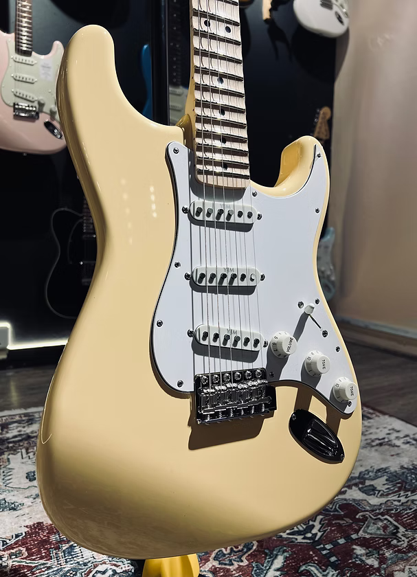Fender Yngwie Malmsteen Stratocaster in Yellow White