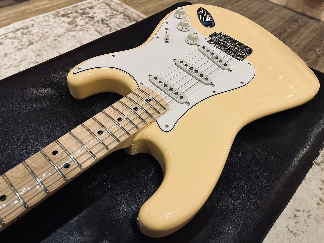 Fender Yngwie Malmsteen Stratocaster in Yellow White