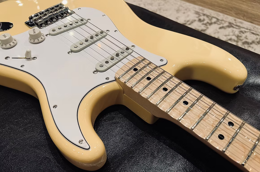 Fender Yngwie Malmsteen Stratocaster in Yellow White
