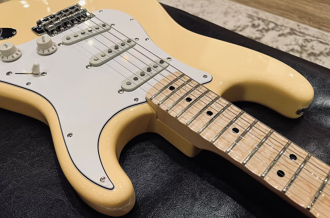 Fender Yngwie Malmsteen Stratocaster in Yellow White