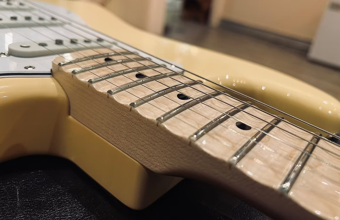 Fender Yngwie Malmsteen Stratocaster in Yellow White