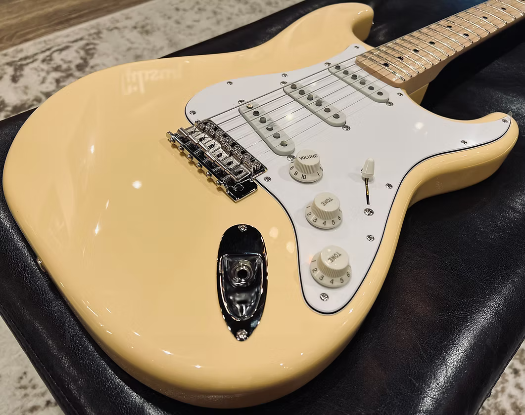 Fender Yngwie Malmsteen Stratocaster in Yellow White
